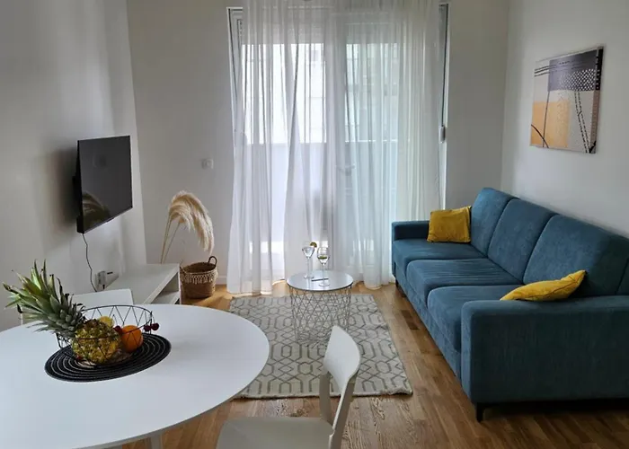 Apartments Zara With Garage Parking Space