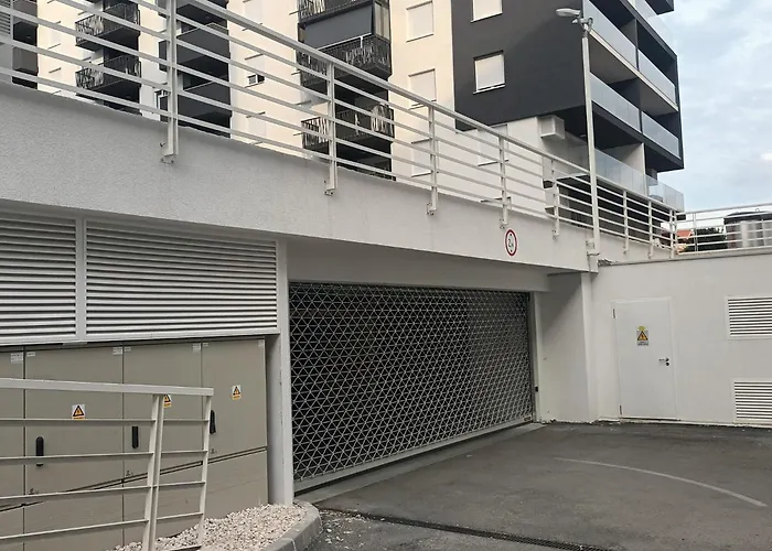 Apartments Zara With Garage Parking Space