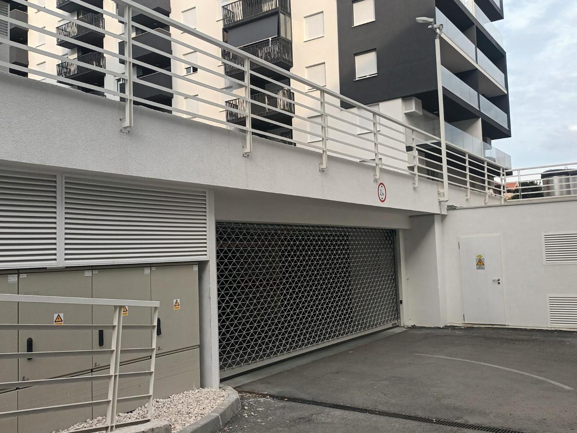 With Garage Parking Space *