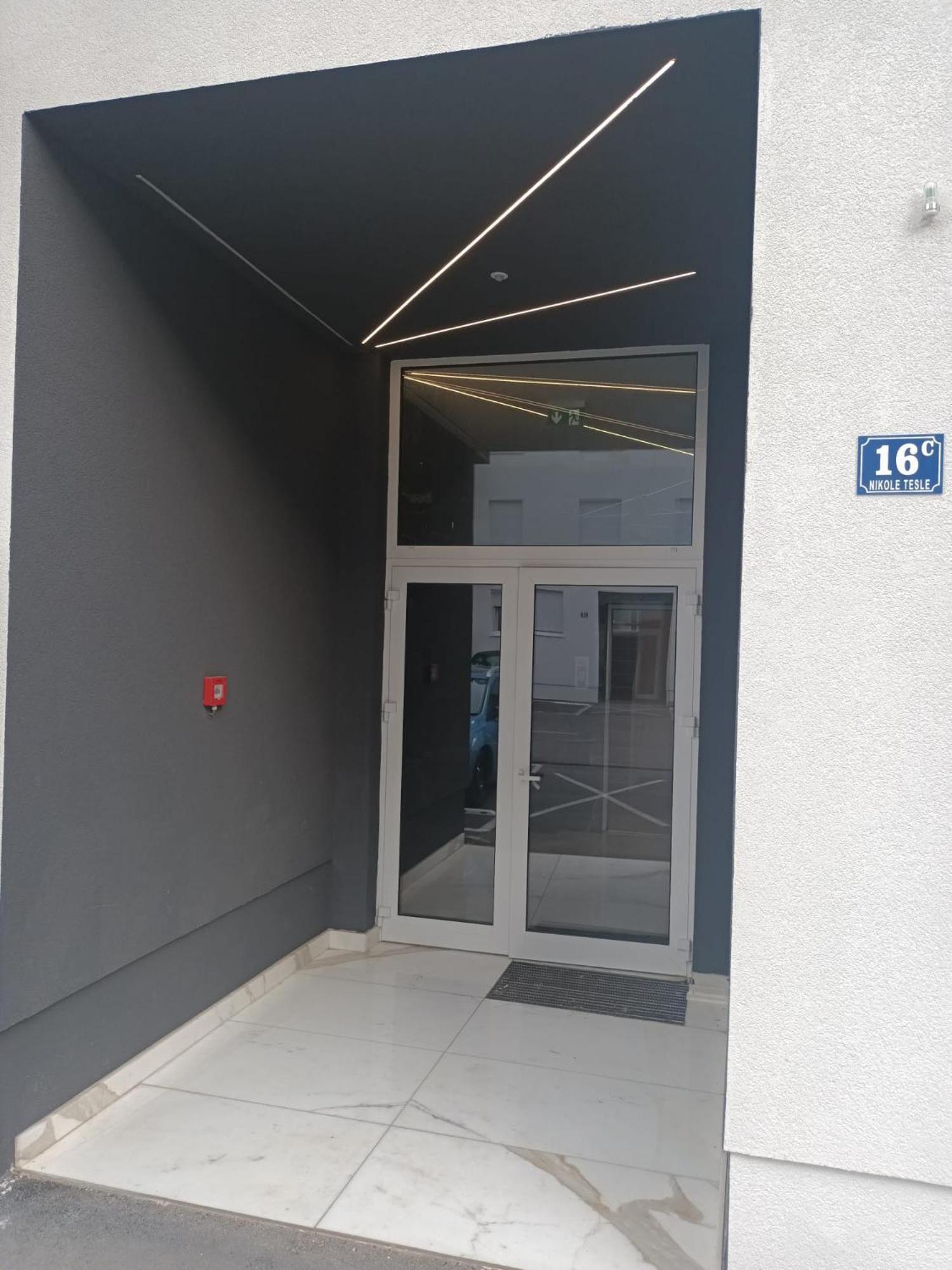 Apartment With Garage Parking Space *